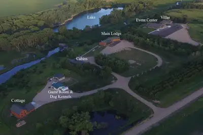 Image de Magnifique 8000 pieds carrés Ft. Lodge avec lac privé