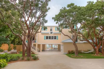 Image de Brand New Unique Deep Water Golfe Front Estate. Plage, piscine, bain à remous et des quais