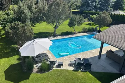 Image de Oasis de vacances en famille: piscine, trampoline, cabane dans les arbres, propriété de 1/2 acre, pour 11 personnes