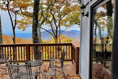 Image de Belle vue sur la montagne, marches menant aux pistes, laissez-passer invités, échappez à la chaleur!