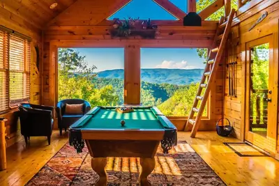 Cabine de luxe 2br / 2ba. Toutes les commodités, piscine, bain à remous. Vues étonnantes. 10 personnes