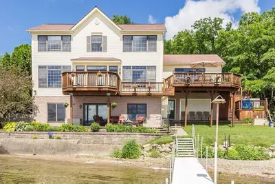 Image de Maison spacieuse et facile à vivre au bord du lac Conesus!