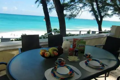 Image de Sunrise Beach Club # 1, piscine, barbecue, chaises de plage. Directement sur la plage!