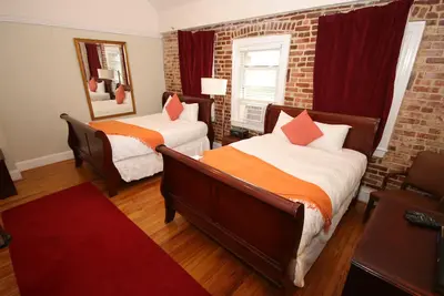 Image de Calme 1 Bdrm 4 couchages, métro et garage public Pkg.