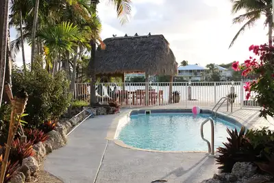 Tropical Pool Home - Tiki Hut & 60 'Dock