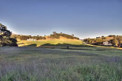 Image de Hart 2 Hart Vineyards Winery Estate Farmhouse: Beauté à Coloma Valley