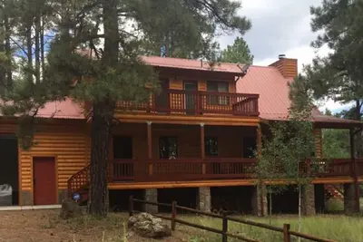 Image de Cabine De Taille Familiale Dans Les Pines