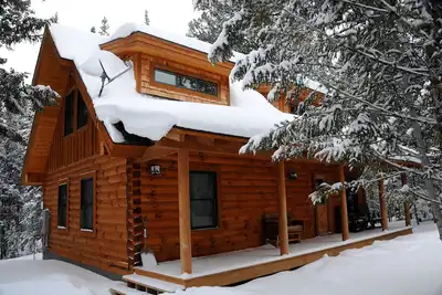 Image de Lazy Moose Lodge - Nouvelle maison en bois rond classée 5 étoiles, à 7 km du parc!