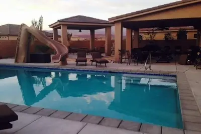 Image de 5 chambres 3 salles de bain avec piscine privée et bain à remous