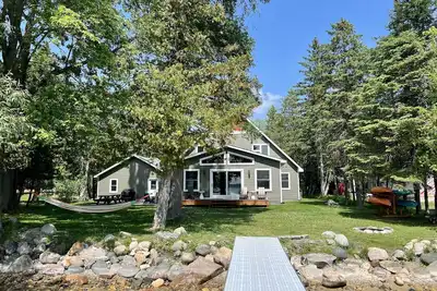 Image de Maison moderne au bord du lac avec location de ponton en option!