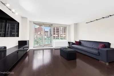 Image de Appartement Centre-Est Sur Haut ÉTAGE Avec Balcon, Portes 24h / 24, Avis 5 ÉTOILES.