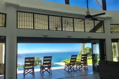 Image de Villa de construction 2016 / Élévation supérieure / Vue à 180 degrés sur la plage / l'océan / la jungle