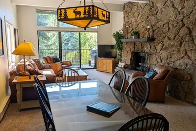 Image de Condo spacieux avec WiFi gratuit, parking, piscine chauffée, bains à remous, navette pour les skieurs,