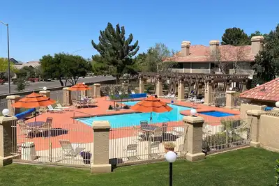 Image de Condo récemment rénové donnant sur la piscine / spa à Alta Mesa Chateaux