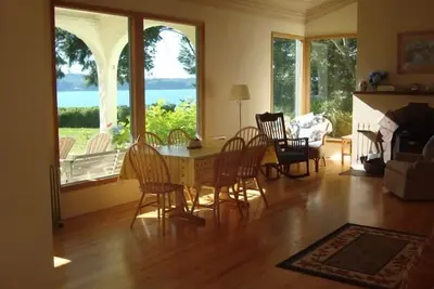 Image de Charmante maison au bord de l'eau avec vue magnifique et plage privée