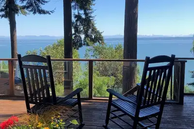 Image de Superbes vues de la maison, bain à remous, terrasses et terrain de sport! Canoë, kayak inclus.