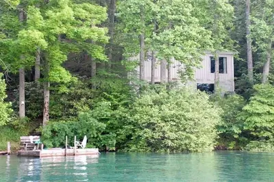 Image de Maison originale, nouveau quai privé sur le lac, près de l'atterrissage public des bateaux.