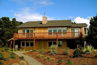 Image de Dacha House, une belle maison de deux étages avec vue directe sur l'océan