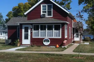 Image de Cottage spacieuse charmante, à quelques pas du lac Pepin & Downtown!