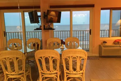 Image de -Magnifique Ocean Front Condo, Ocean View de chaque pièce, Piscine + Roof Top Sundeck-