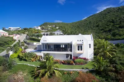 Image de Villa de conception architecturale au paradis, plage tranquille et vues sur l'eau bleue