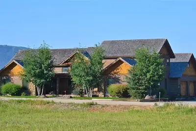Image de Grande maison occidentale, beaux paramètres été / hiver, près de Jackson Hole