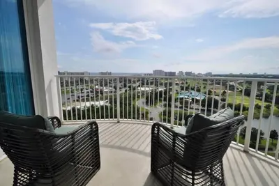 Image de Condo Penthouse de luxe au dernier étage avec vue sur l'océan et la baie