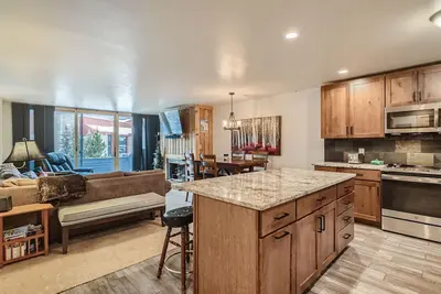 Image de Spacieux Ski in / Ski out Condo avec vue imprenable sur la montagne, bain à remous, Wifi gratuit