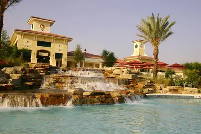 Image de Orange Lake Country Club Resort à service complet avec golf et lac près de Disney