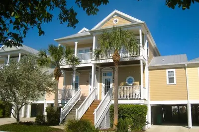 Image de Piscine pour se détendre, vue sur l'eau dans une communauté privée