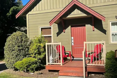 Image de Cozy Cottage with deck & Bbq, short walk Rathtrevor Beach.