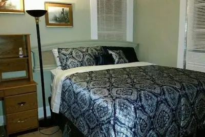 Image de Impressionnant 3 Bed près de St. Jude Race! Regarder depuis le balcon! !