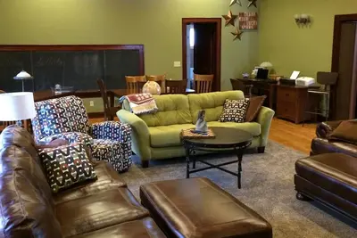 Image de Osage Schoolhouse: Rénové, 23 couchages, spacieux et confortable