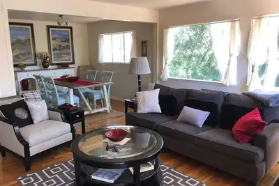 Image de Maison privée, récemment rénovée avec toutes les commodités. Accès facile à tous les événements.