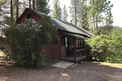 Image de Amazing River Views! ~ Cabine sur 40 acres le long de la rivière Scenic Feather
