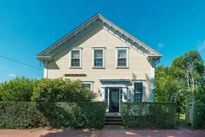 Image de Belle maison familiale, peut accueillir jusqu'à 16 personnes. 15 minutes. À pied de la ville.