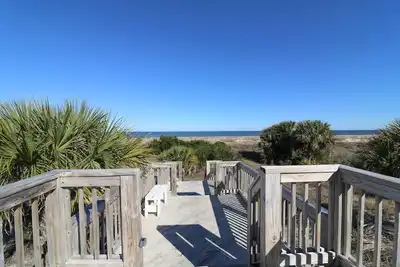 Image de Maison de ville en bord de mer avec 4bd, 4ba, Hot Tub, balcons, accès à la plage et bien plus encore.