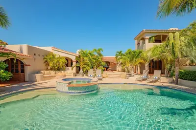 Image de Villa mexicaine de style hacienda tropicale dans une communauté sécurisée