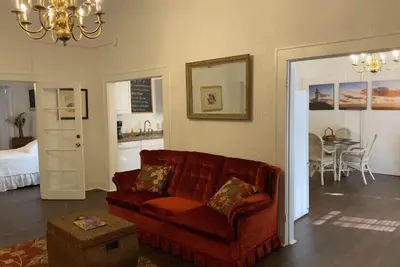 Image de The Theater Suite - une chambre spacieuse et joliment aménagée près de Stetson