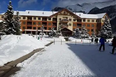 Image de Gold Corner, plus une unité de taille, Ski in / Out! 2br / Ba. King & 4 Bunks, de superbes vues!