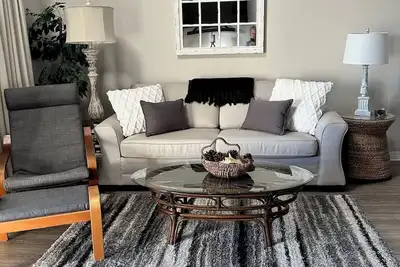 Image de 2 chambres / 2 salles de bain, en face de la rue calme de la plage, de nouveaux appareils et sols!