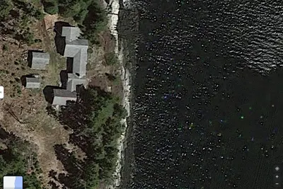 Image de Retraite de l'île côtière - Confidentialité et commodité. Location de bateaux disponibles.