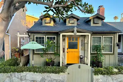 Image de Pineapple Bungalow-Étapes vers l’été à Summertime à Seal Beach RÉSERVEZ DÈS Maintenant