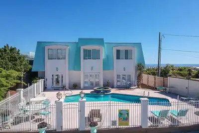Image de Historique \"Evelyn's Oasis\" enRénové 6 Bdrms, 5 bains, 18 personnes piscine privée
