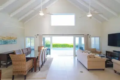 Image de Nouvelle propriété. Piscine donnant sur de magnifiques vues panoramiques sur le ruisseau.