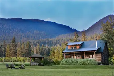 Image de Log Lodge historique restauré de 1200 pieds carrés surplombant Flathead La