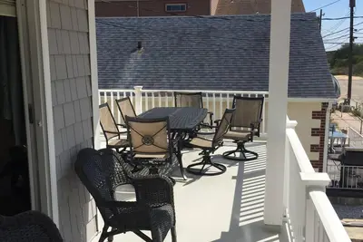 Image de Grande famille Shore House On Dead End Rue Avec Planked Path To The Dune de sable