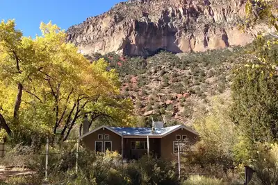 Image de Chalet privé situé sur la rivière Jemez et à proximité de la ville.