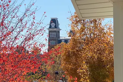 Image de 4 chambres et 3 salles de bain se trouvent au cœur du campus de l'Université de l'Alberta