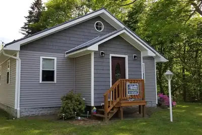 Image de Lake House près de la plage, Ice Cream Shop et Candy Gift Shop.